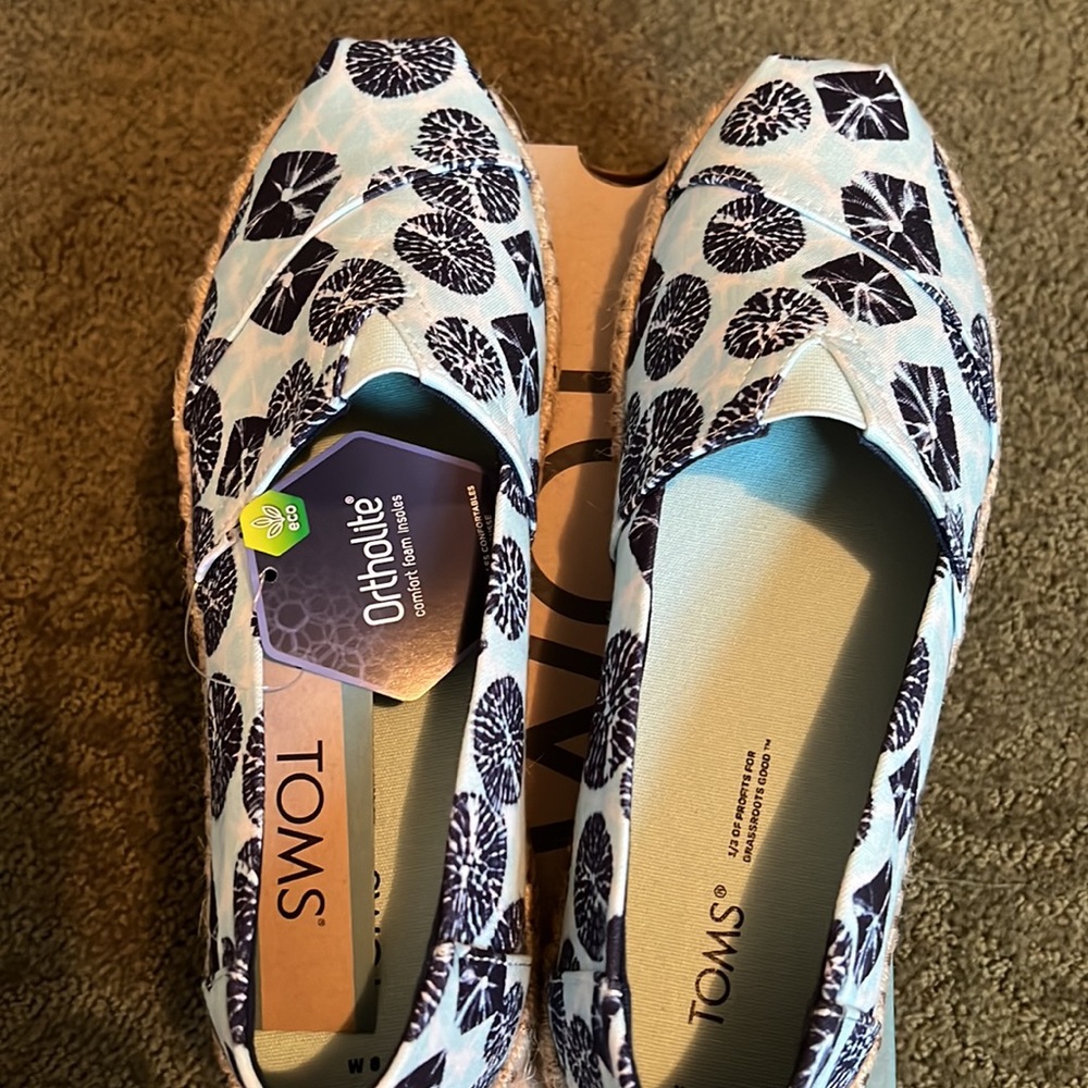 Toms slip on